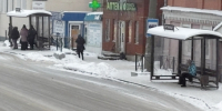 В полдень остановка заполняется людьми, которые ожидают свой маршрут - Газета Искра