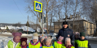 Сотрудники Госавтоинспекции провели пешеходную экскурсию для дошкольников - Кунгурский муниципальный округ