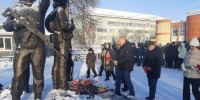 Мемориал представляет собой скульптуры трёх солдат. Дань памяти может им отдать каждый - Газета Искра