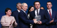 Фотография к материалу: Владимир Путин наградил победителя премии «Служение» - Газета Искра